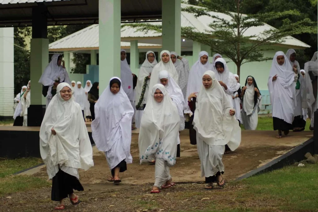 Santri mengikuti kegiatan di pesantren